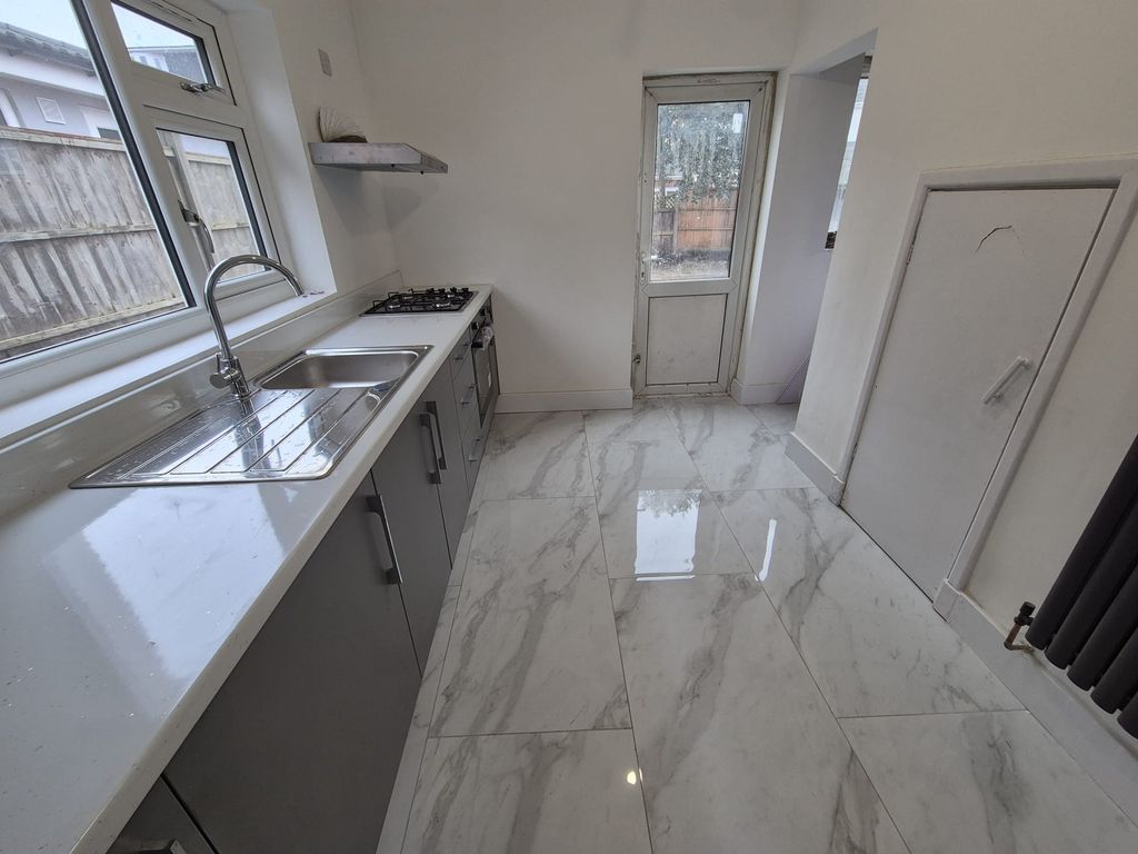 Property photo 3 of 8 Kitchen