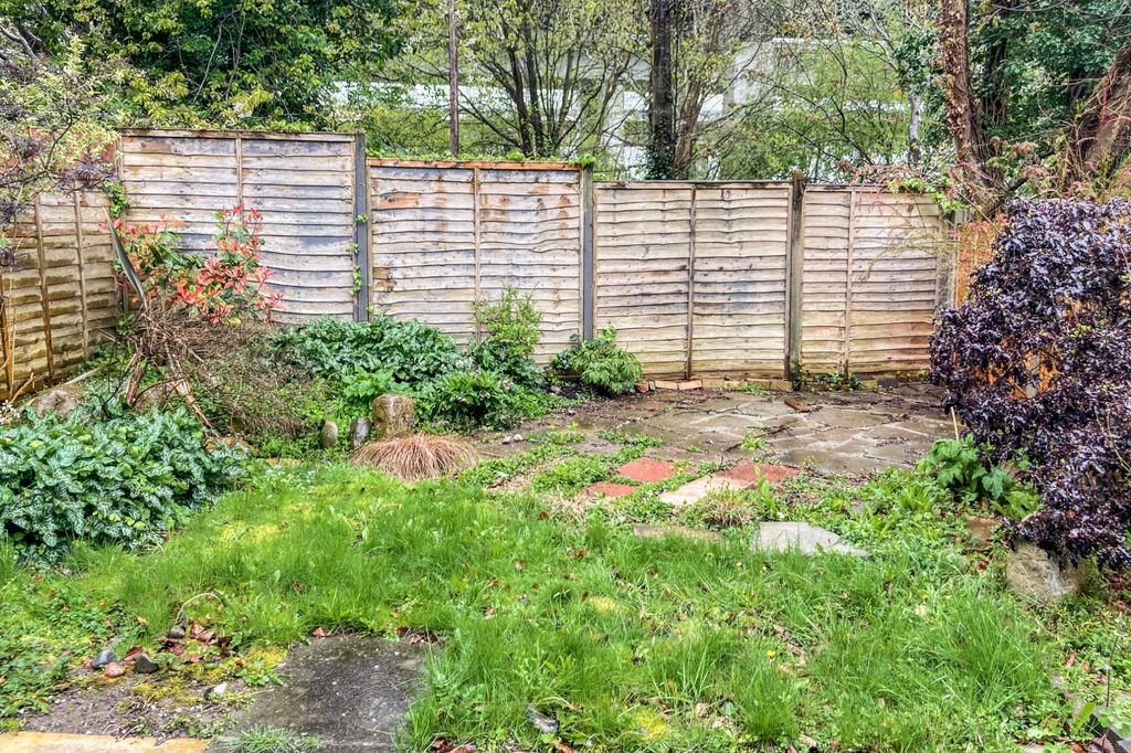 Property photo 3 of 13 10 Kennard Close, Rochester, Kent, Me1 3Lh