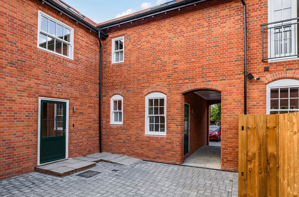 Property photo 2 of 14 1511803-1-6A91658...