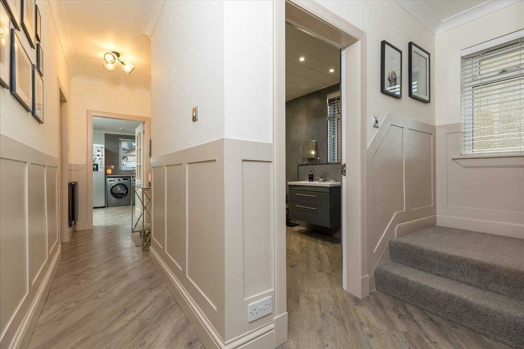 Property photo 2 of 18 Hallway