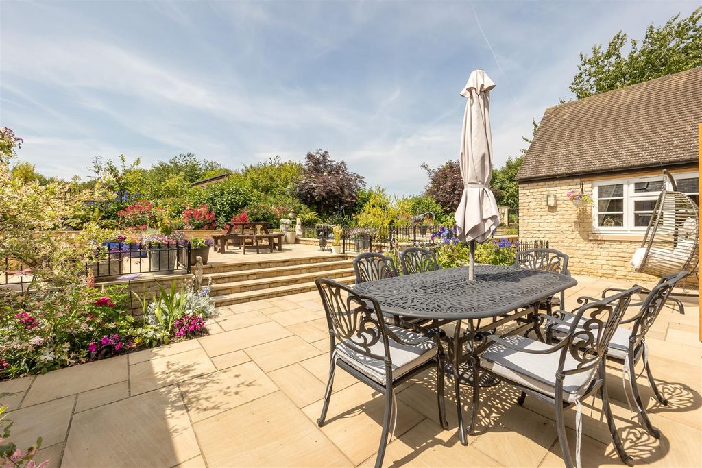 Property photo 2 of 28 Entertain Or Relax, Your Choice