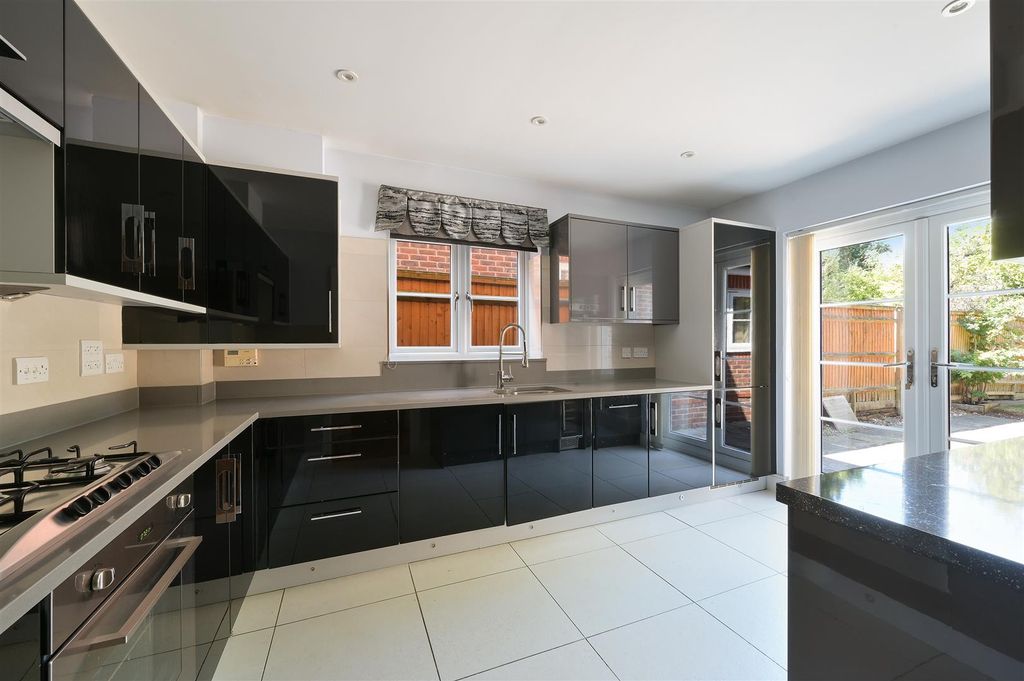 Property photo 2 of 16 Hurley Close 6  (4).Jpg