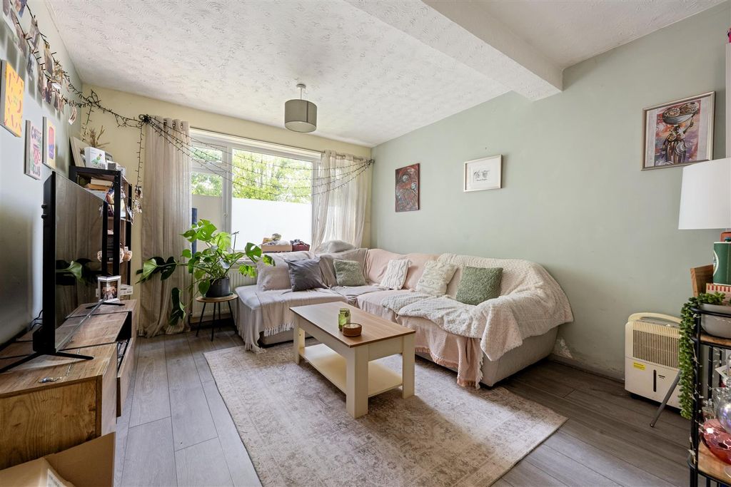 Property photo 2 of 14 Castle Avenue, E4
