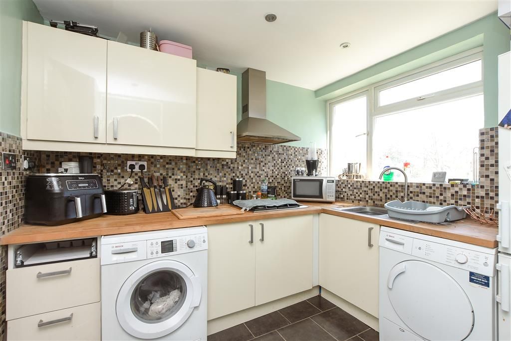 Property photo 3 of 11 Kitchen