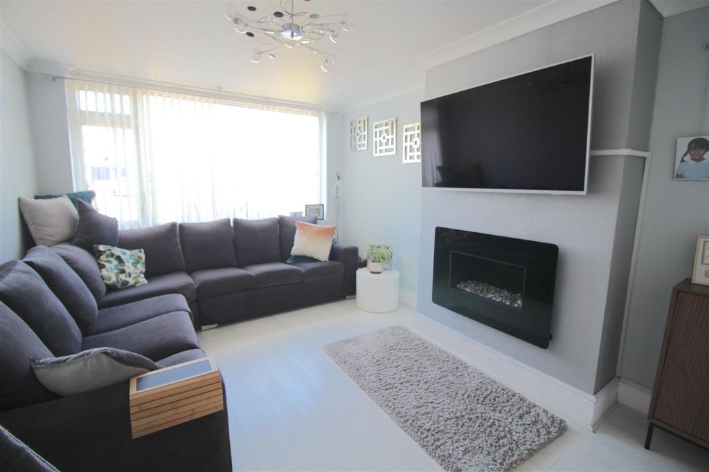Property photo 3 of 16 Lounge