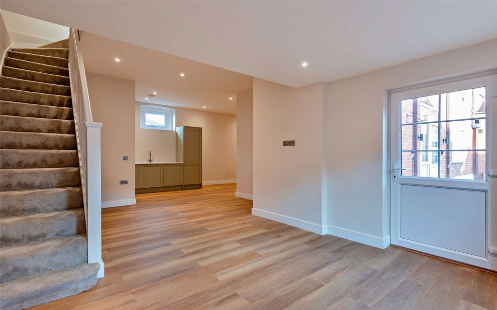 Property photo 3 of 10 90A Alma Road