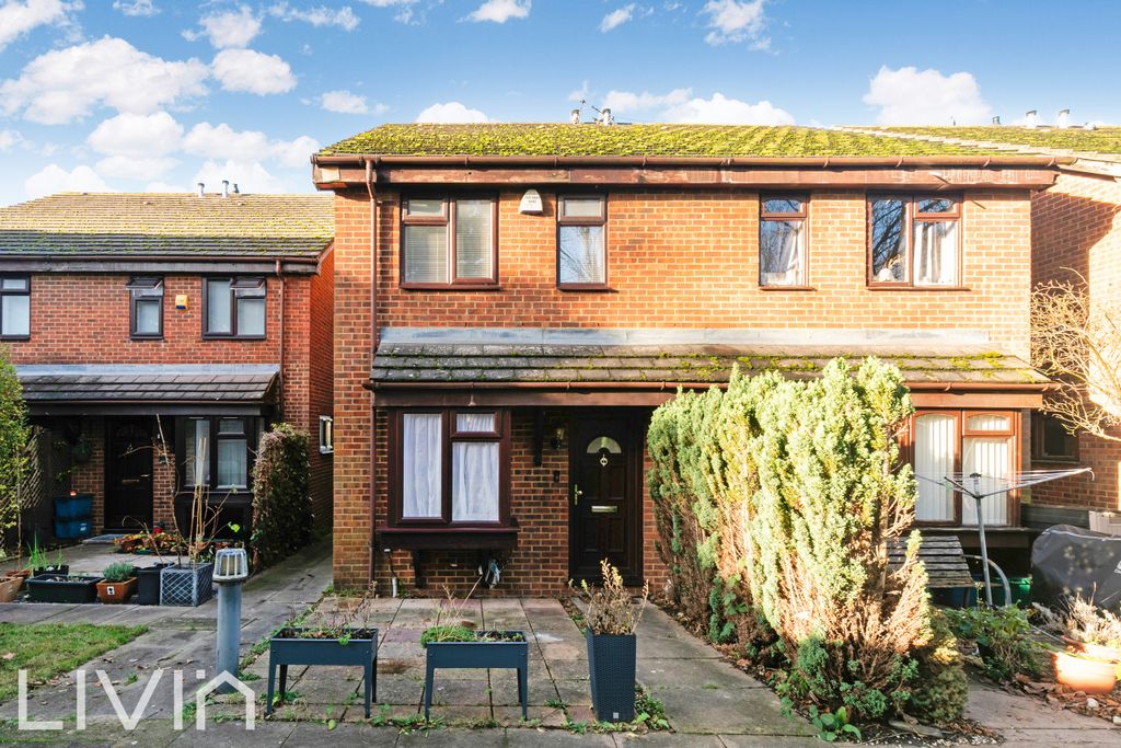 Property photo 1 of 10 Penfold Close 7 -33