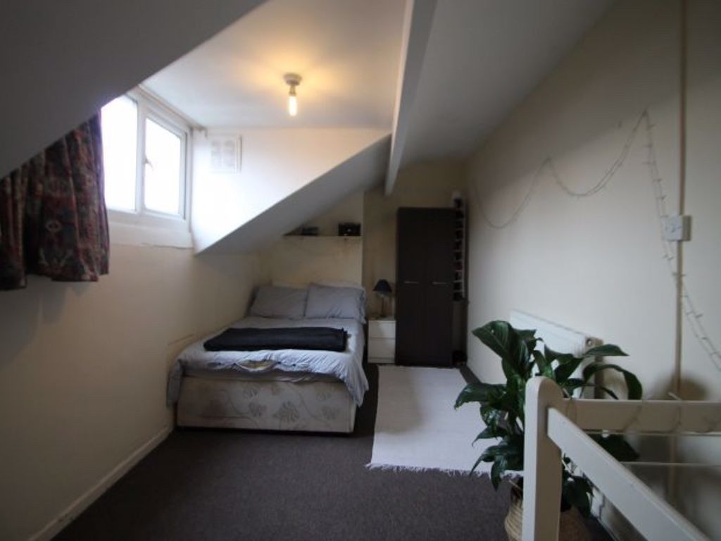 Property photo 1 of 7 A Cozy Master Bedroom With A Double Bed Positioned...