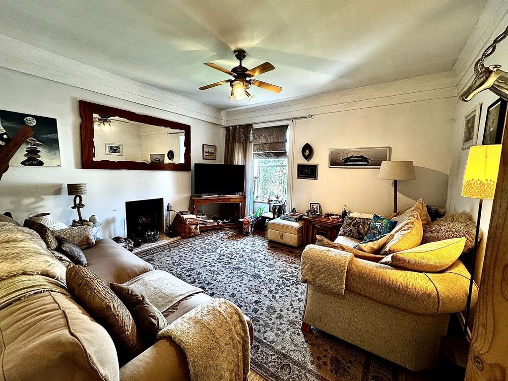 Property photo 1 of 32 Lounge