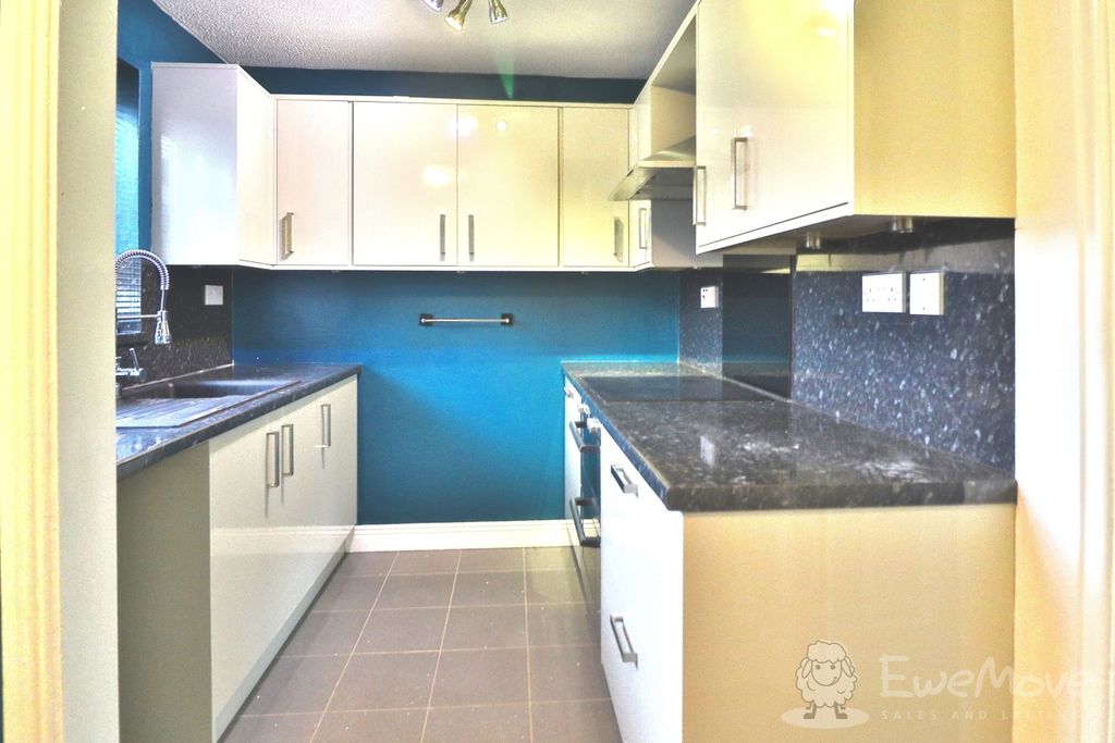 Property photo 3 of 20 32-Northleach-Close-Wr4_00012