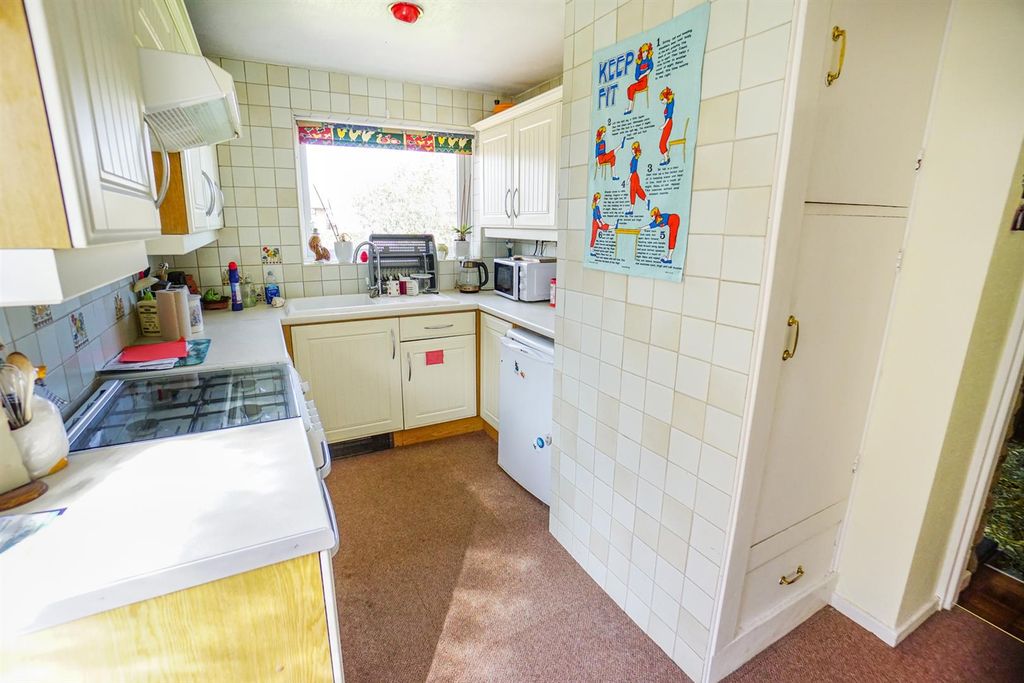 Property photo 3 of 11 Kitchen
