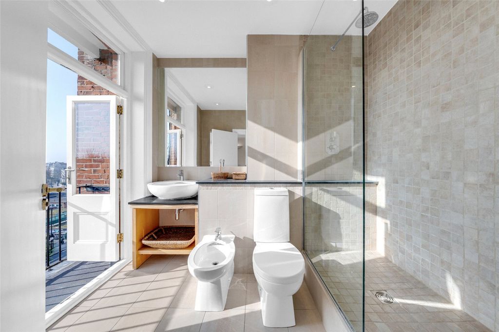 Property photo 2 of 21 Picture No. 14