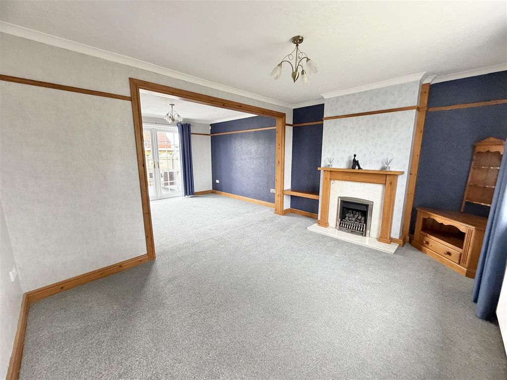 Property photo 3 of 32 Lounge