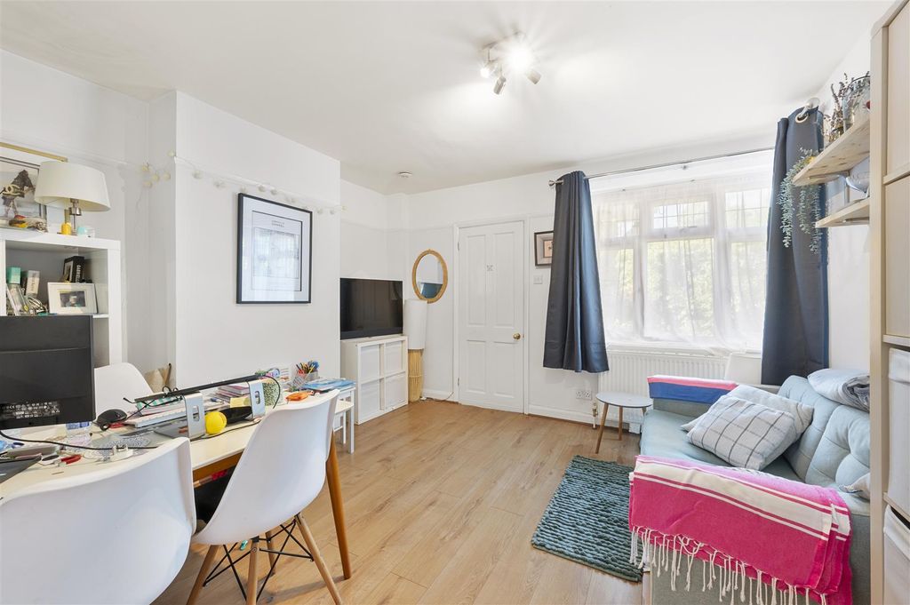 Property photo 3 of 9 3 Brockham Close,4.Jpg