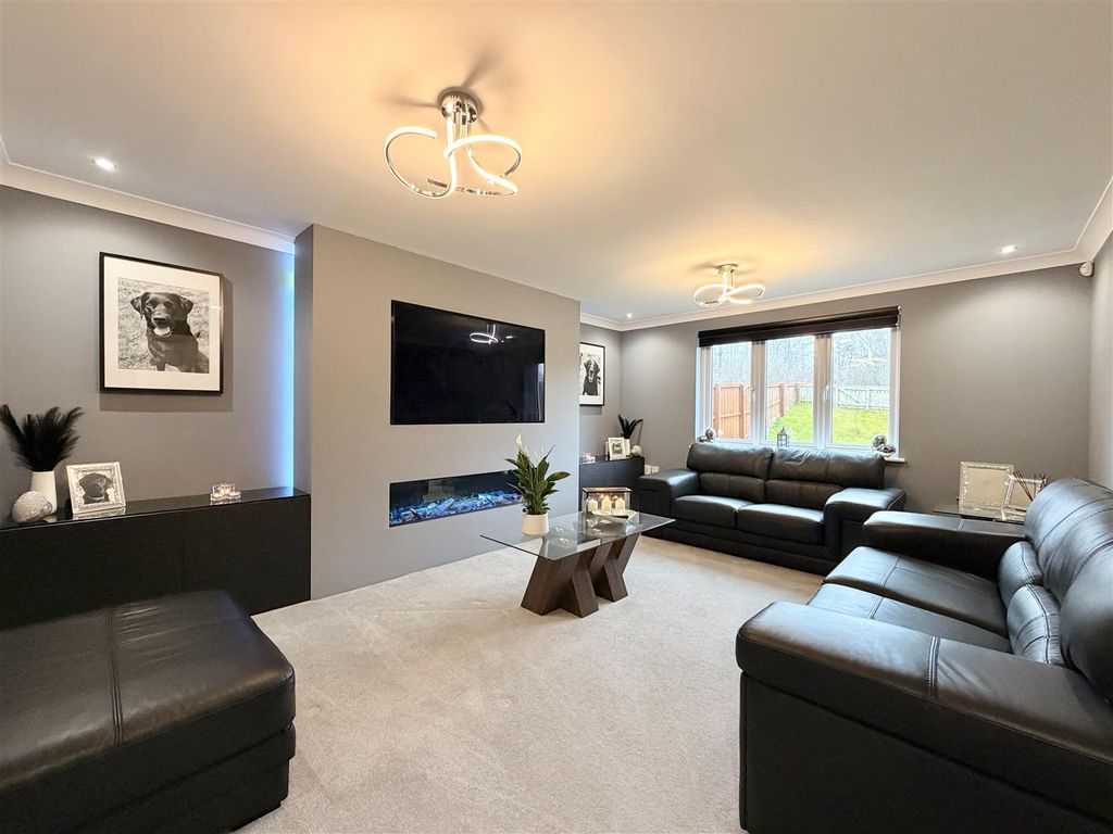 Property photo 3 of 33 Lounge