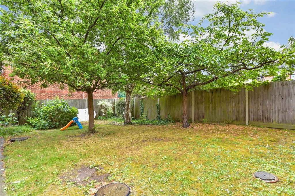 Property photo 2 of 8 Communal Gardens