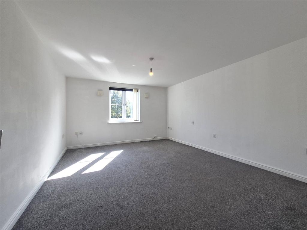 Property photo 3 of 17 Living Room