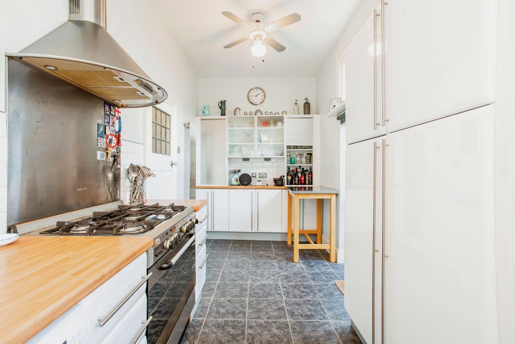 Property photo 3 of 18 Fitted Kitchen
