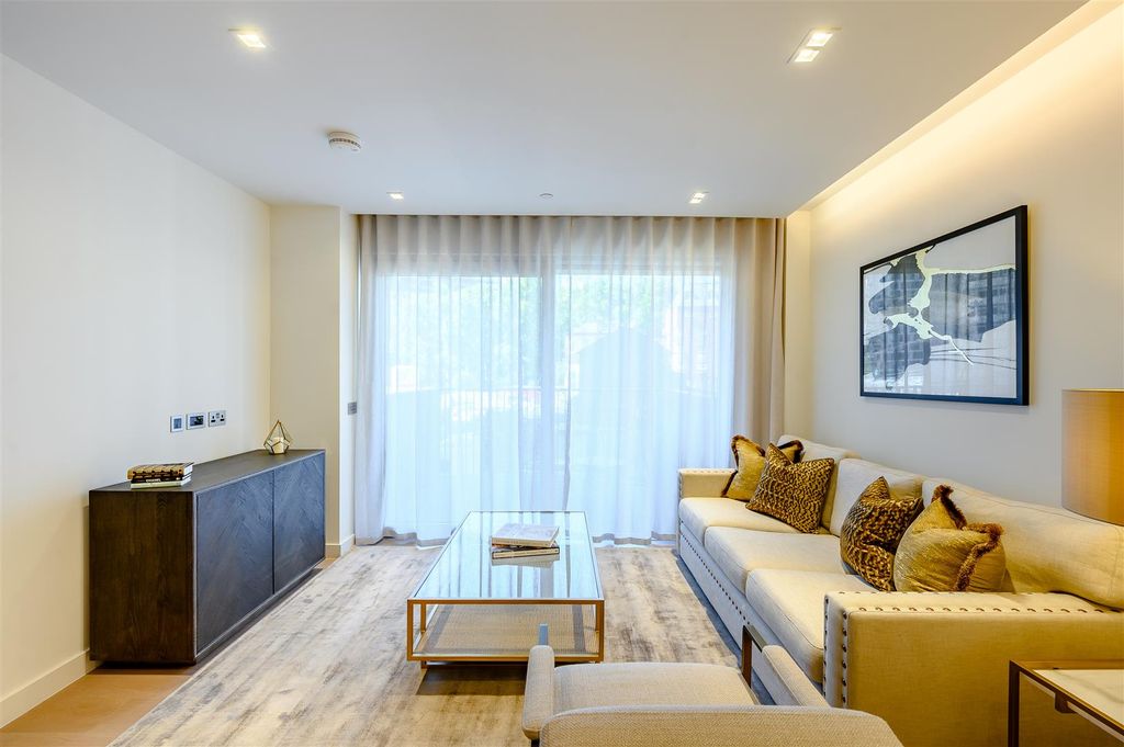Property photo 2 of 12 8429664-Interior02.Jpg