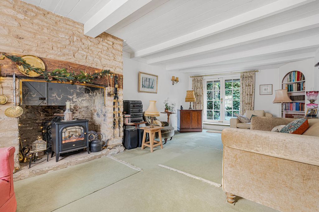 Property photo 2 of 21 Living Room