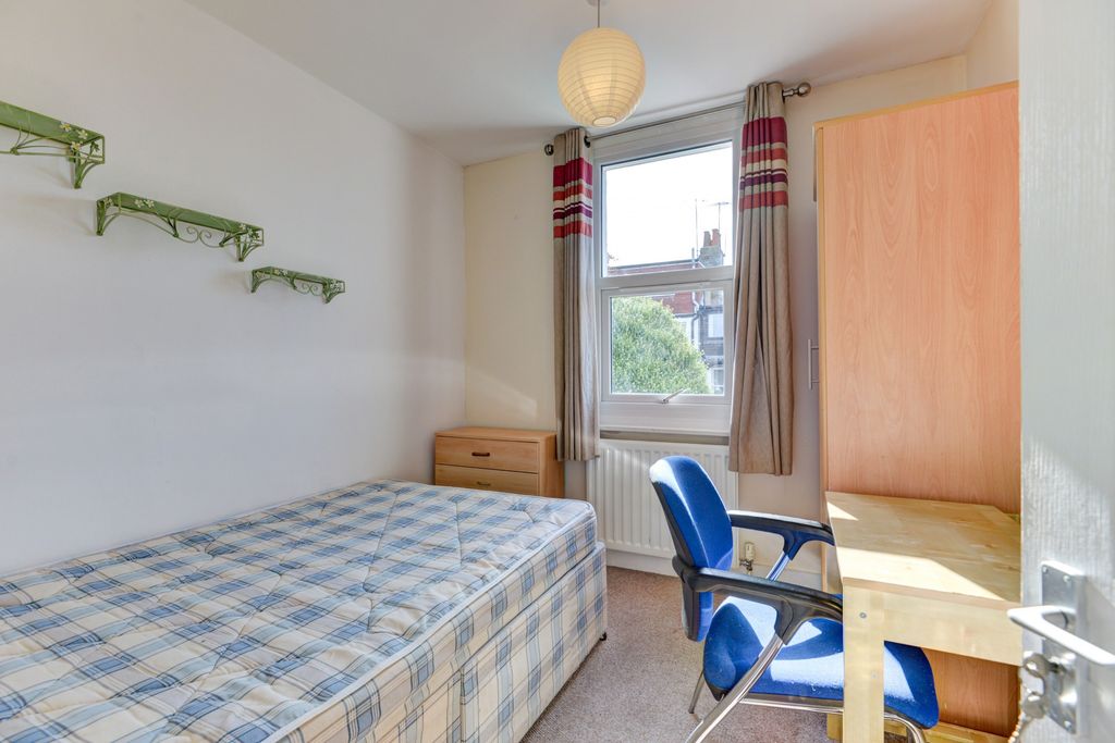 Property photo 1 of 17 A Cozy Single Bedroom Featuring A Single Bed, A De...