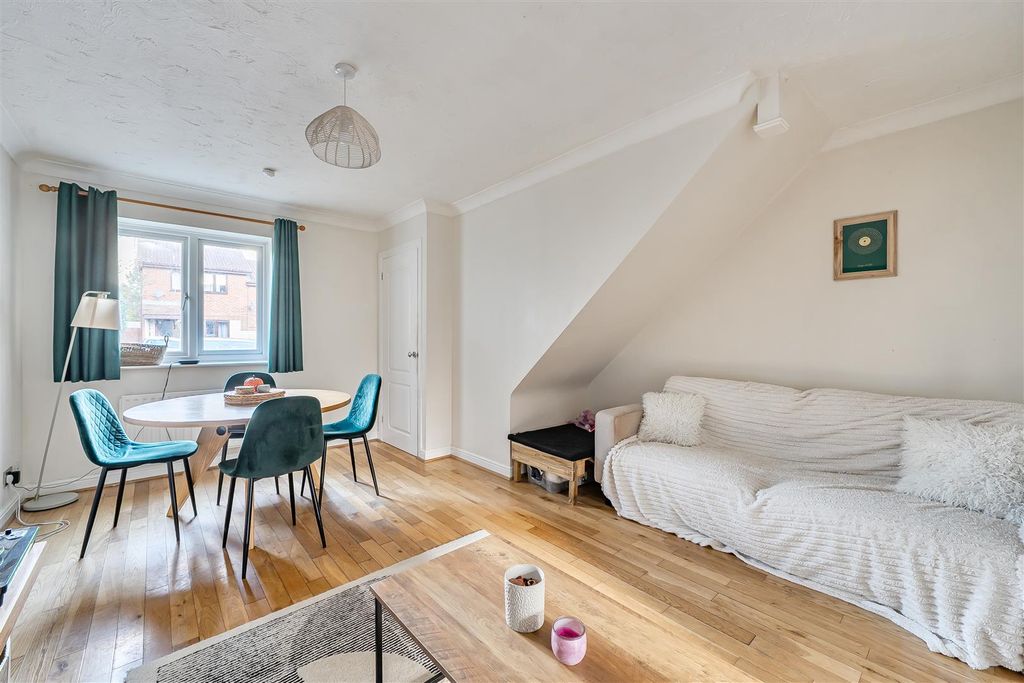 Property photo 2 of 16 1386058-10-6930651327Ca9.Jpg