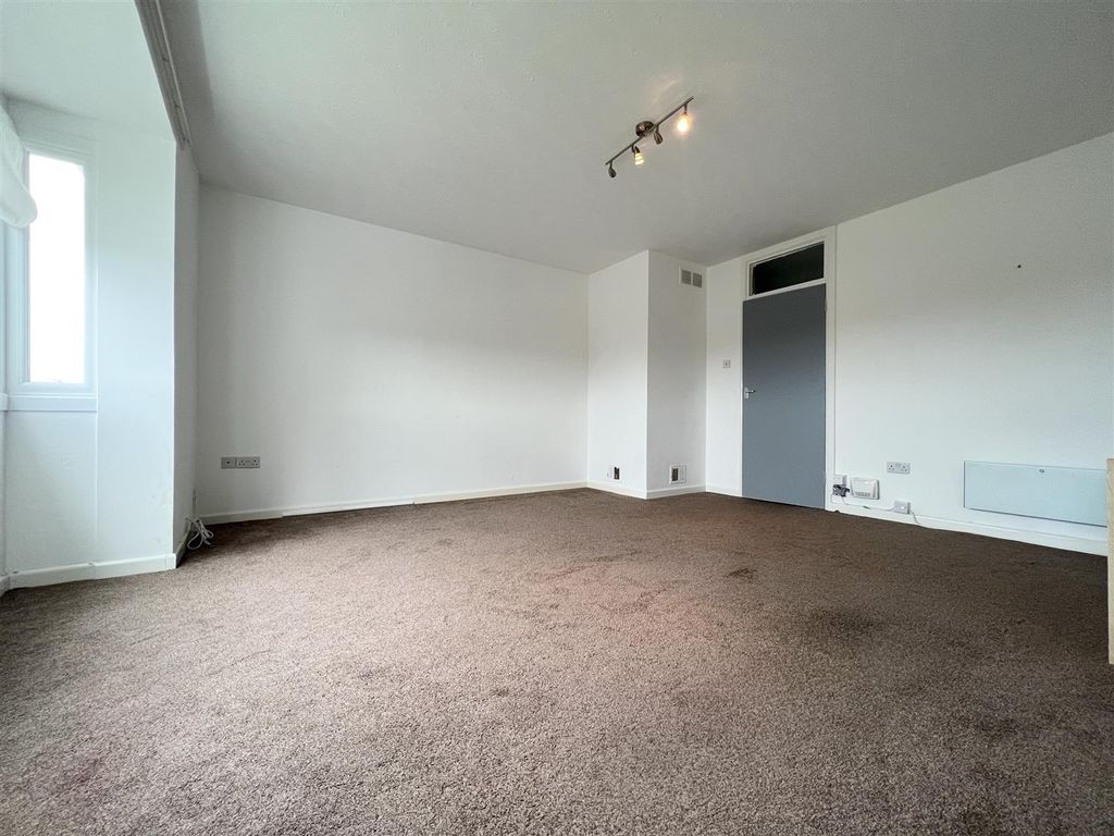 Property photo 2 of 14 Lounge