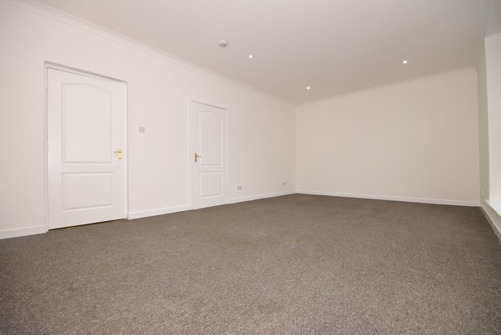 Property photo 3 of 12 Lounge