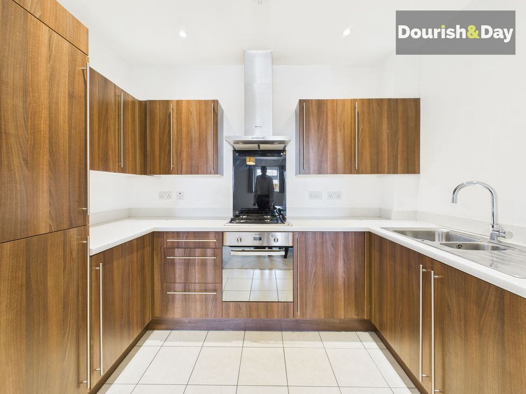 Property photo 3 of 11 Kitchen