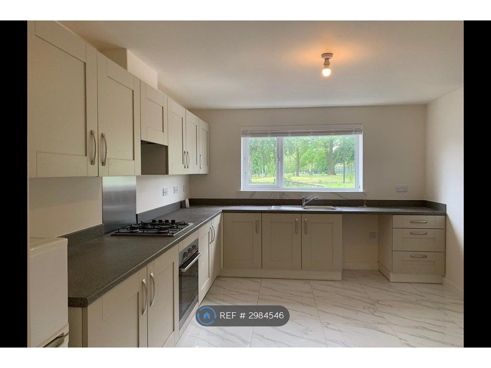 Property photo 3 of 10 Kitchen