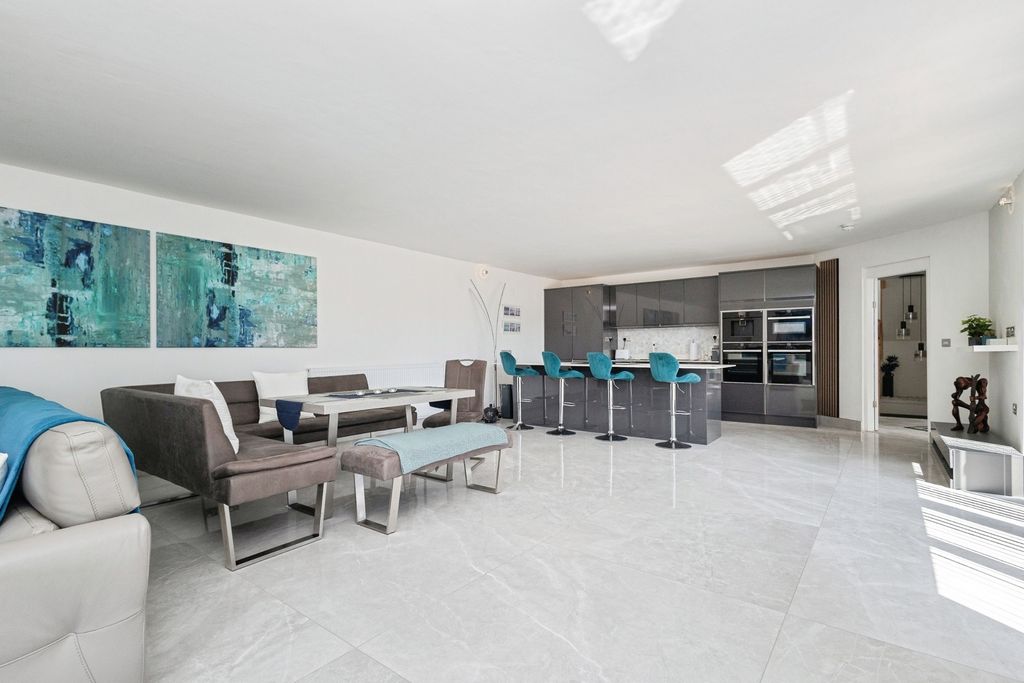 Property photo 2 of 19 Lounge