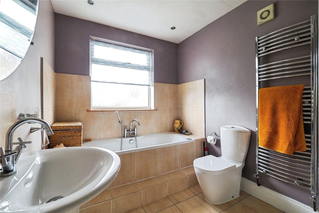 Property photo 3 of 19 Bathroom