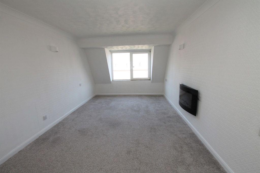 Property photo 3 of 11 Lounge