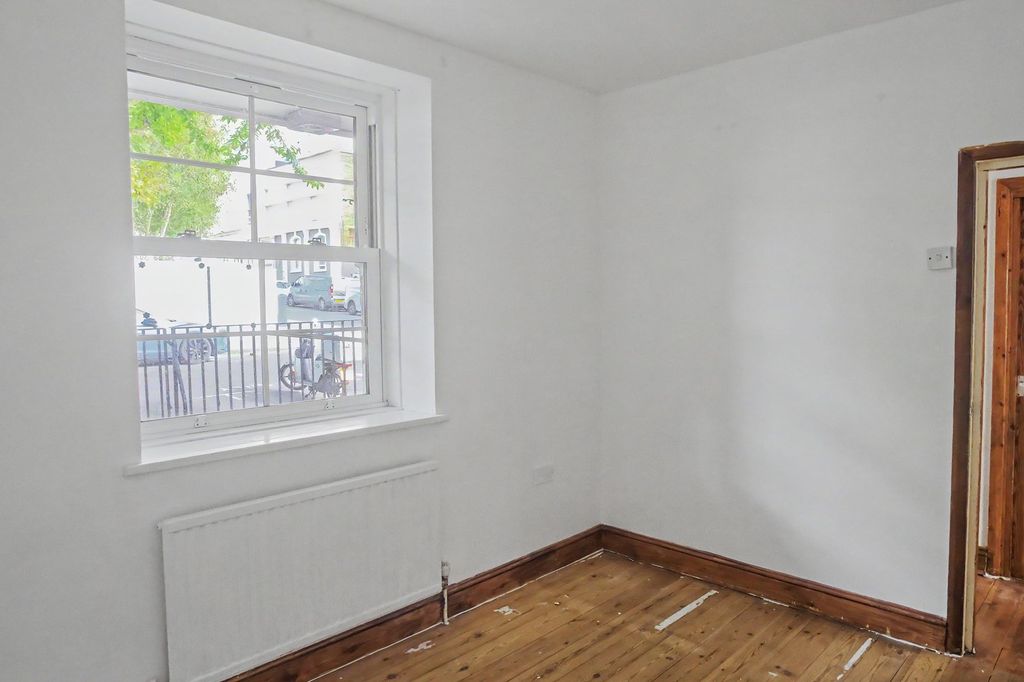 Property photo 3 of 19 Flat 1 Winterbourne House, Portland Road, London, W11 4Ls