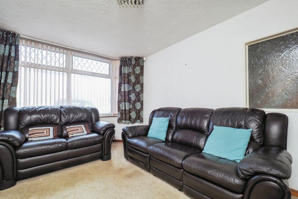 Property photo 3 of 16 Lounge