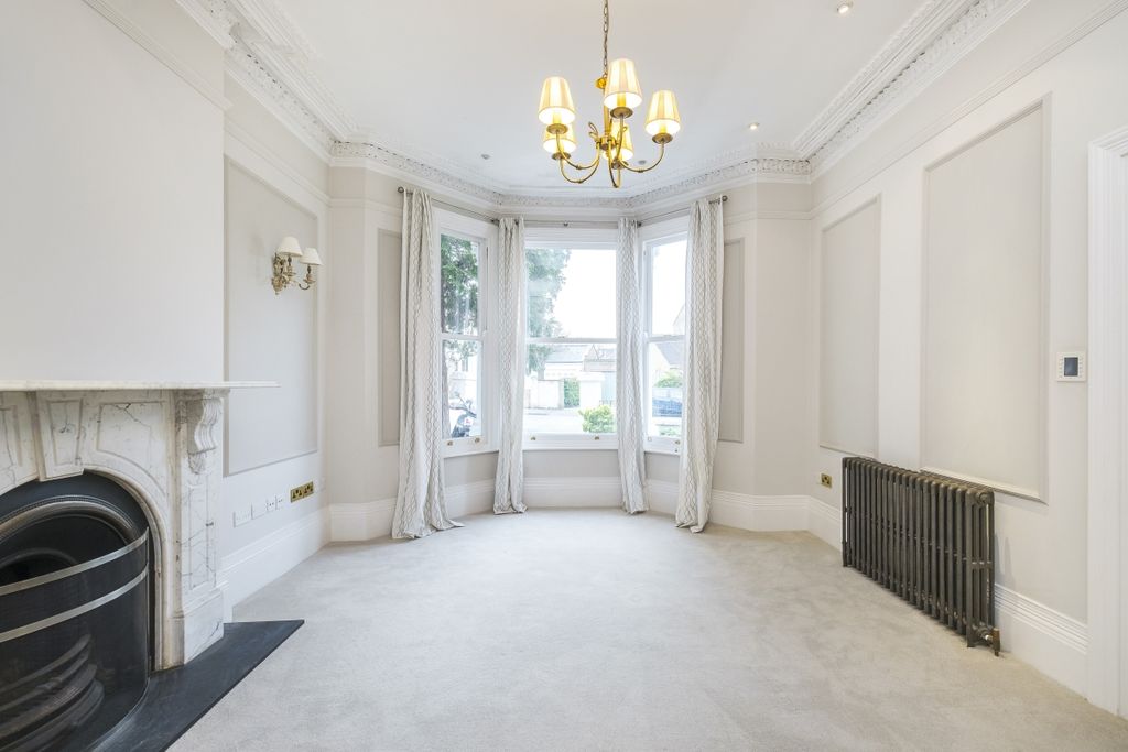 Property photo 3 of 28 Westcombe-Park-Ro...