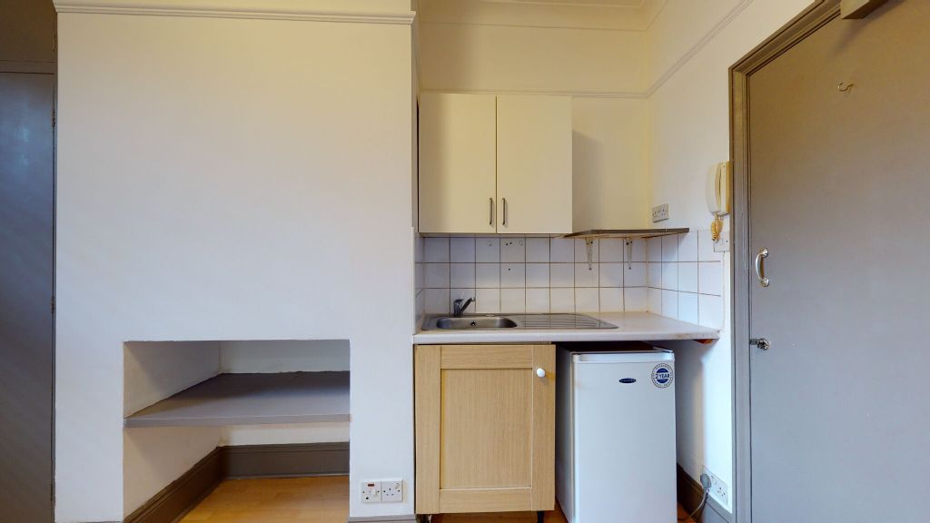 Property photo 2 of 8 Kitchen