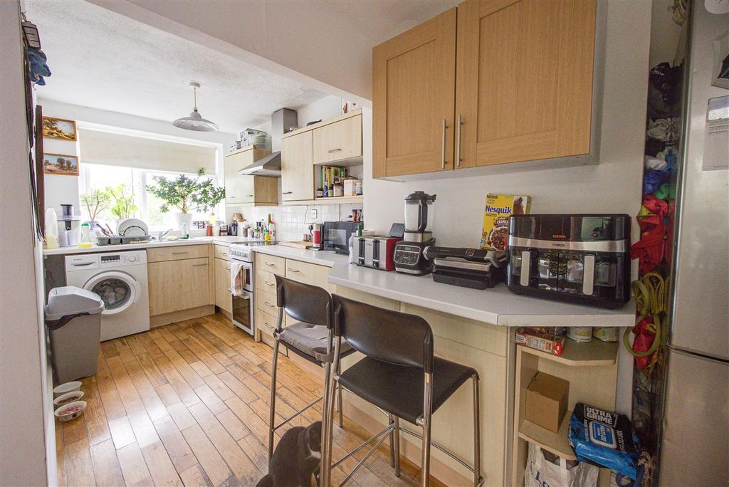 Property photo 3 of 12 Kitchen