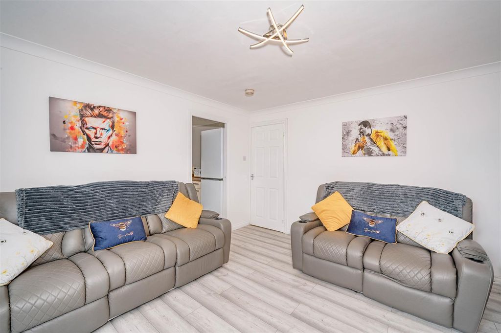 Property photo 3 of 13 81 Balbeggie Street Dundee-4.Jpg