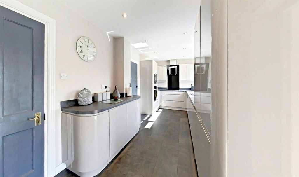 Property photo 3 of 23 Kitchen (3)_Pe.Jpg