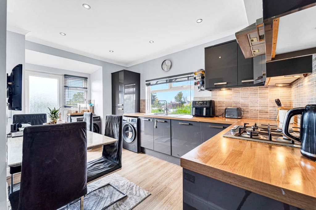 Property photo 1 of 11 438A London Road Kitchen