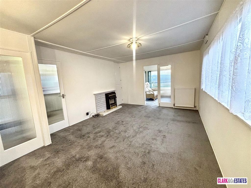 Property photo 3 of 12 Lounge