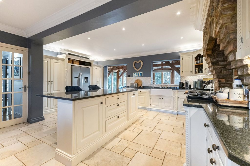 Property photo 3 of 18 Kitchen