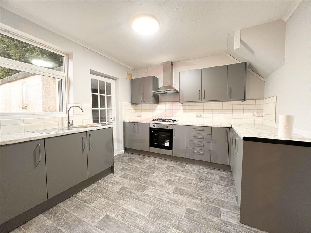 Property photo 2 of 10 Kitchen