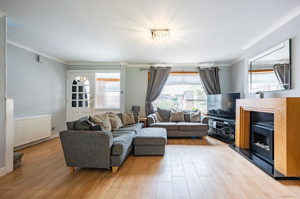 Property photo 2 of 33