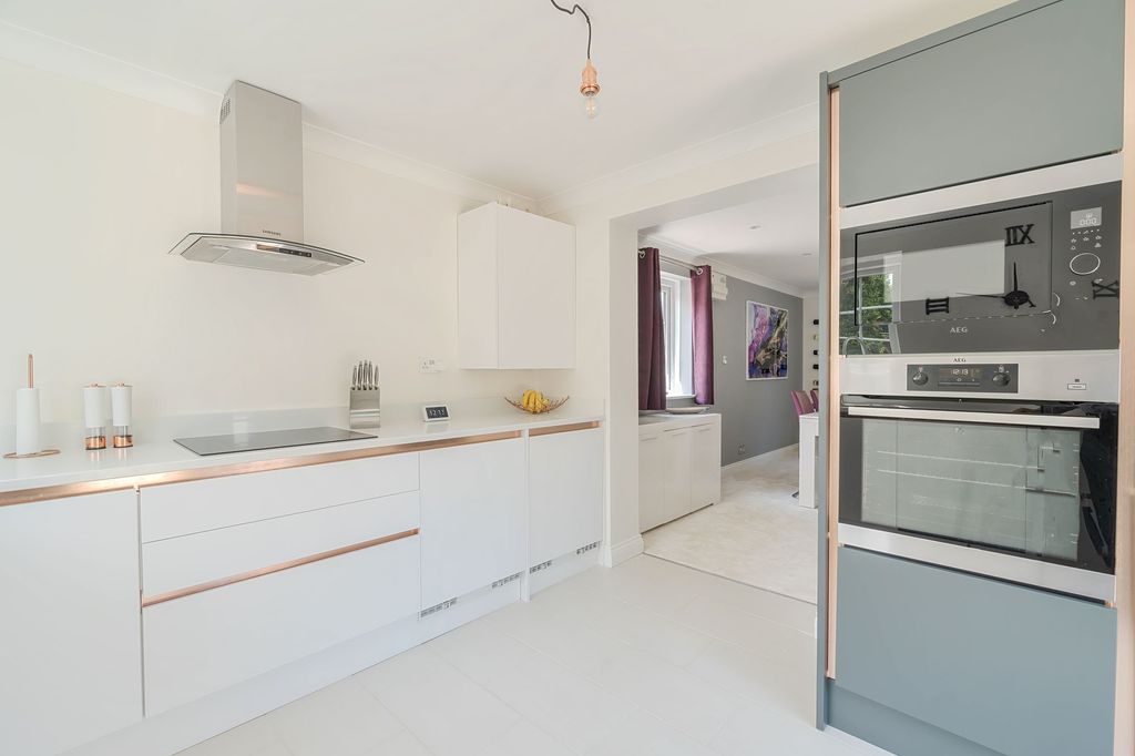 Property photo 3 of 17 Kitchen