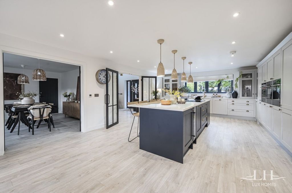 Property photo 3 of 27