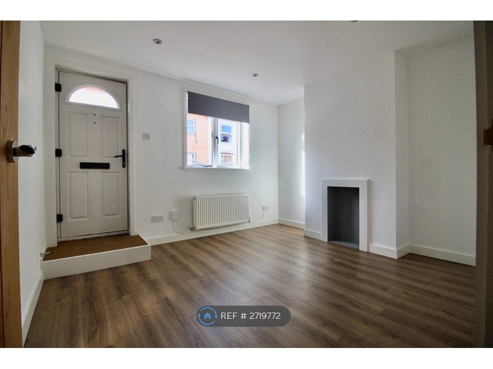 Property photo 2 of 11 Living Room