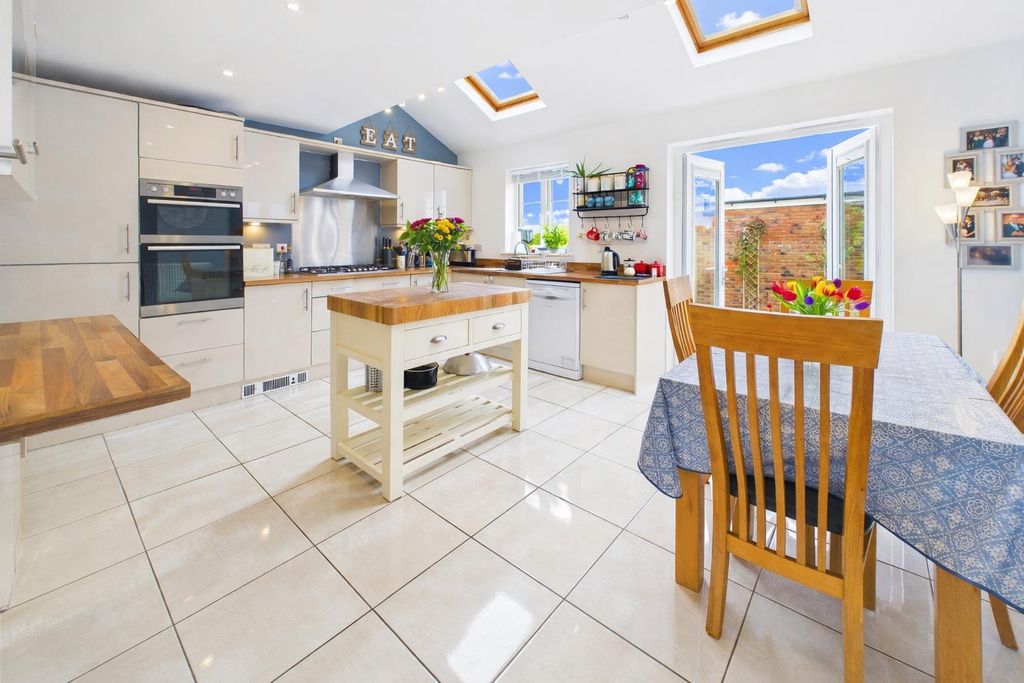 Property photo 3 of 23 Kitchen/Breakfast Room