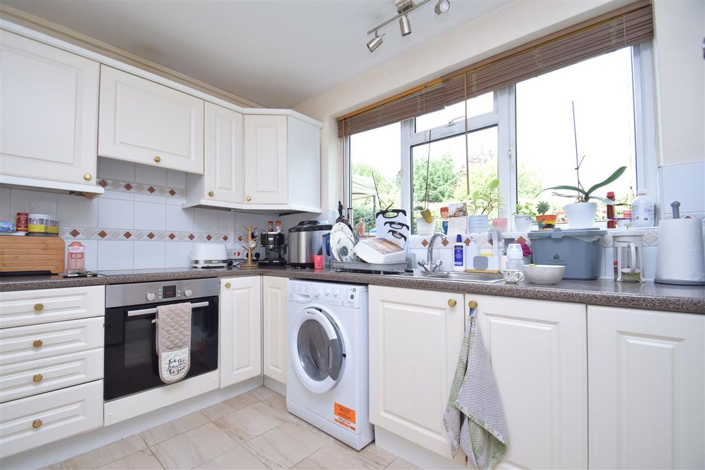 Property photo 2 of 9 Kitchen